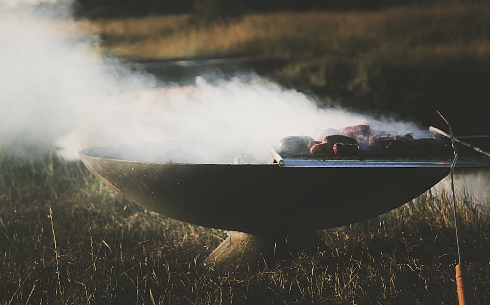 grelha de metal preto iluminado com carne no topo