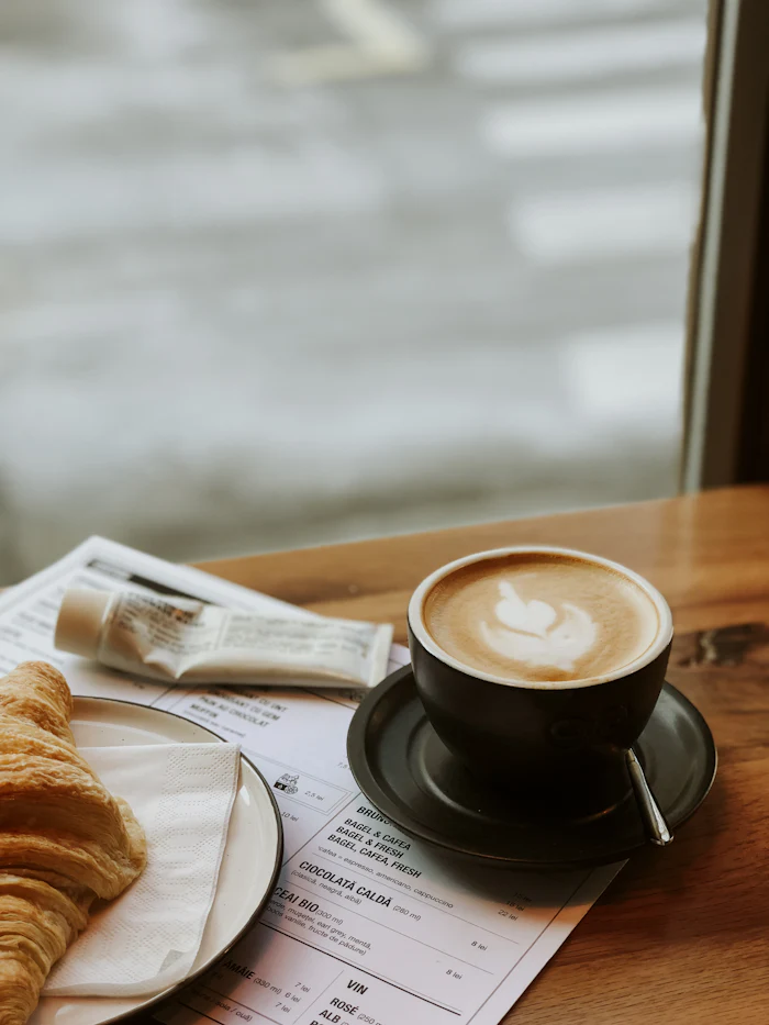 Café con leche y el periódico en la barra