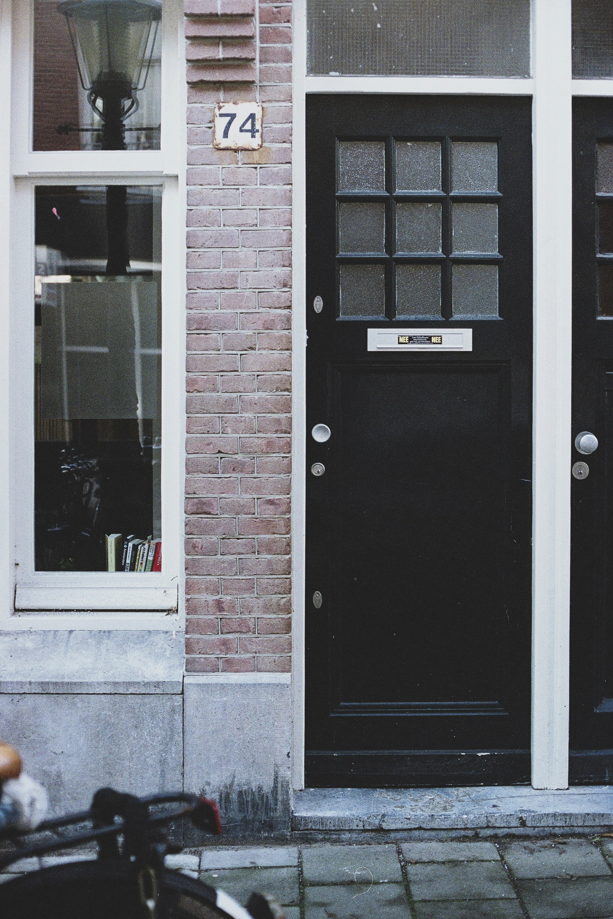 茶色の壁の横にある黒いドアの写真 Unsplashで見つけるアムステルダムの無料写真