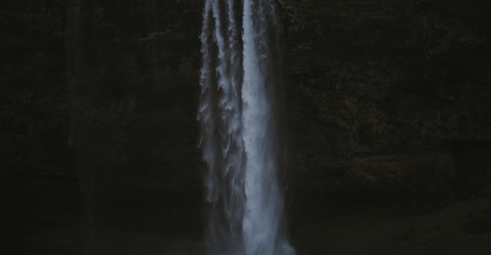 Vista de las cascadas durante la noche