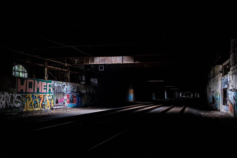 Ferrocarriles de tren oscuro