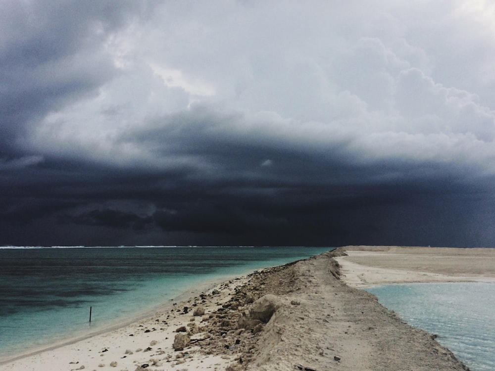 spiaggia di sabbia tra di corpo d'acqua