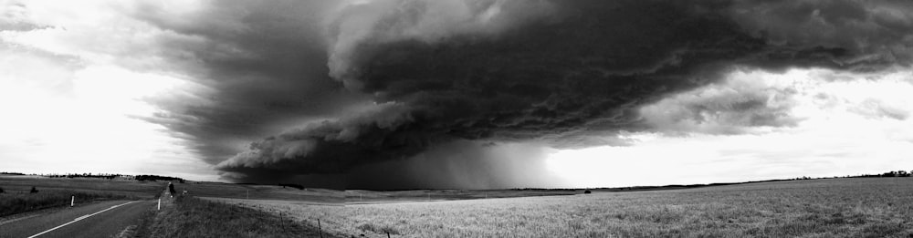 Photographie en niveaux de gris de la route