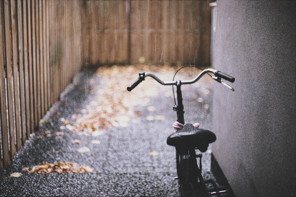 벽 근처에 주차 된 검은 자전거