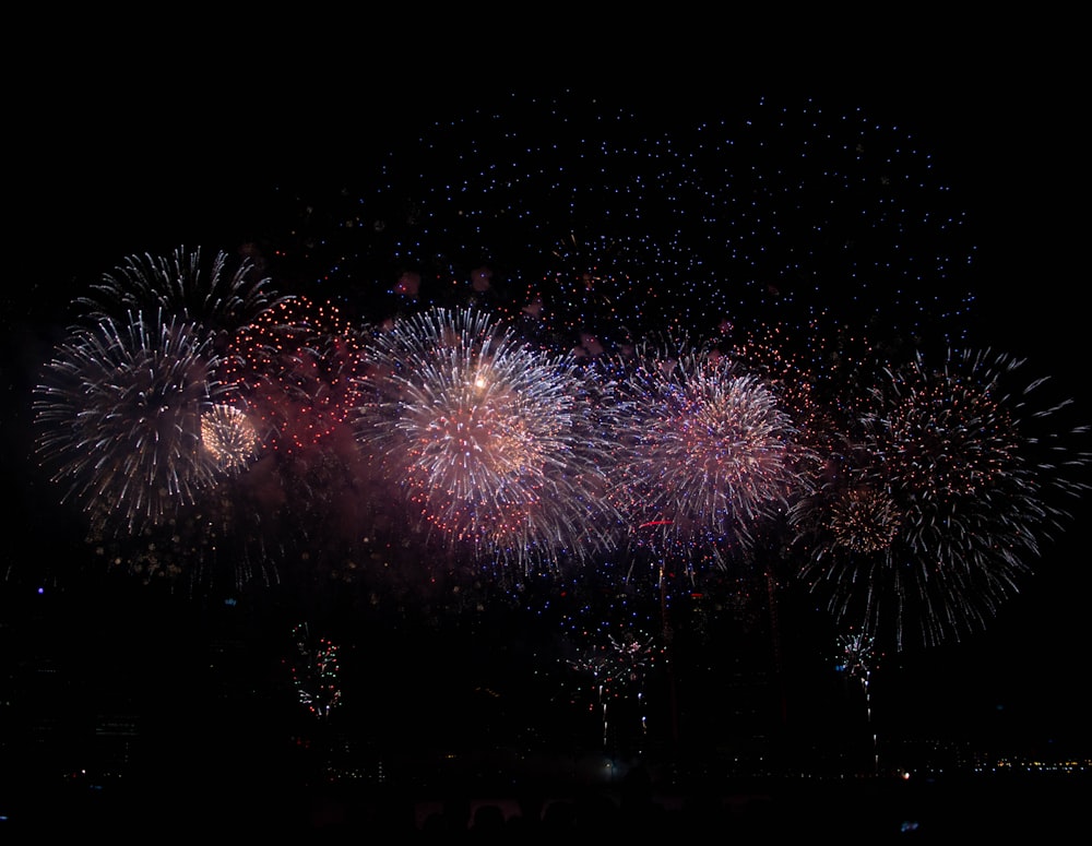 Espectáculo de fuegos artificiales por la noche