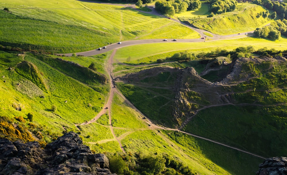 Fotografía aérea de una carretera bordeada de hierba durante el día