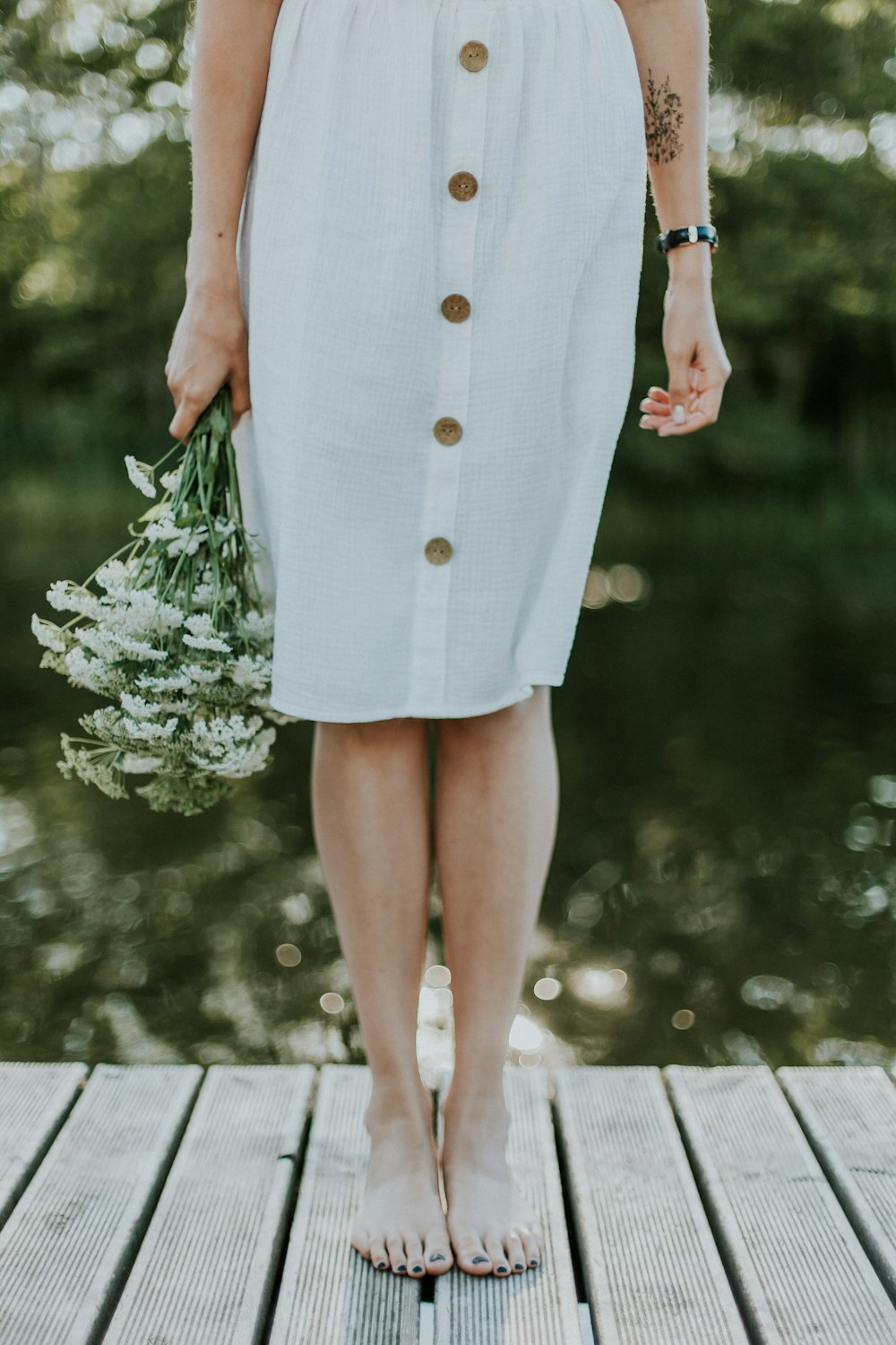 femme debout du pont