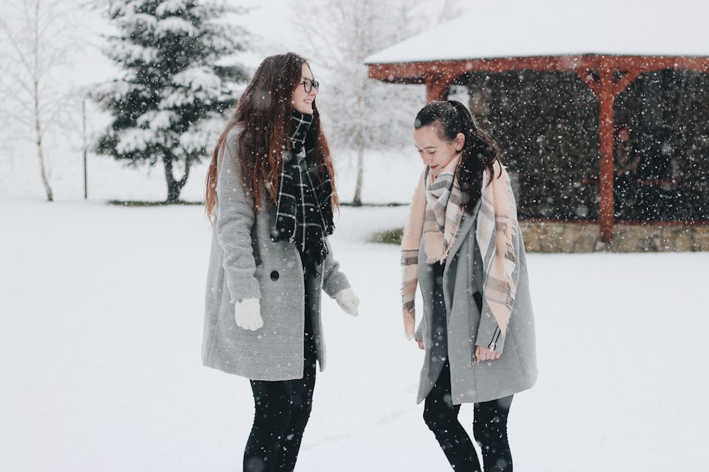 zwei Frauen stehen auf Schneefeld