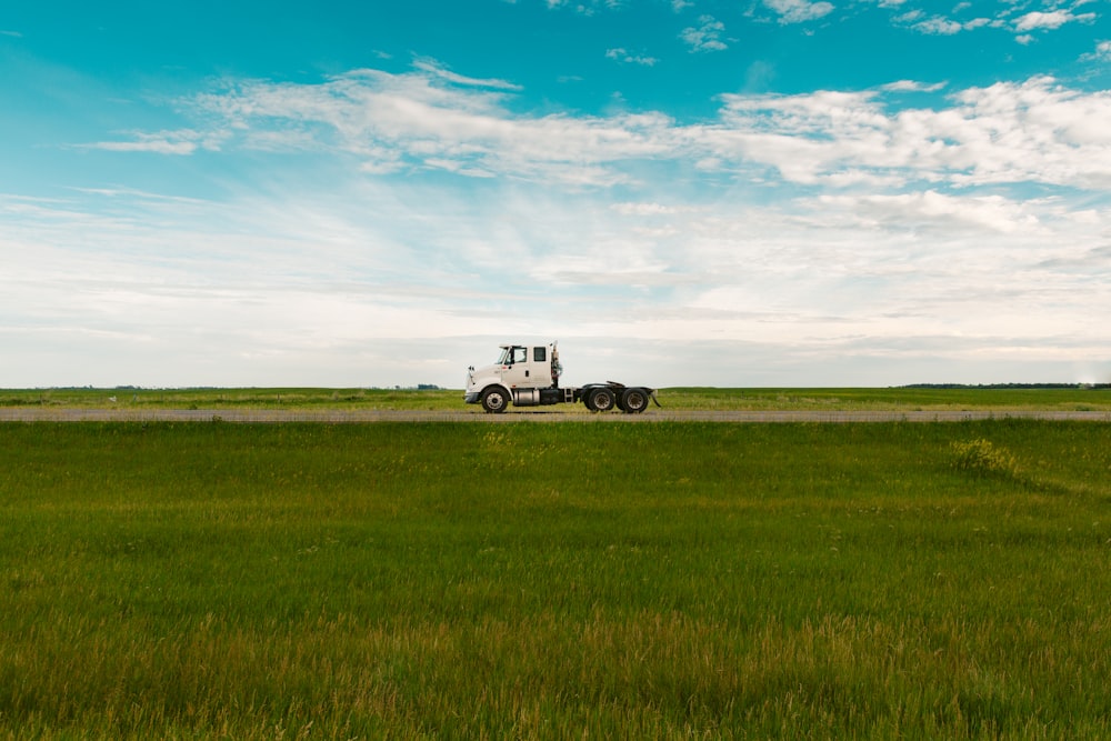 camion de fret blanc à la ferme