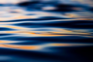 les reflets du soleil sur une eau calme