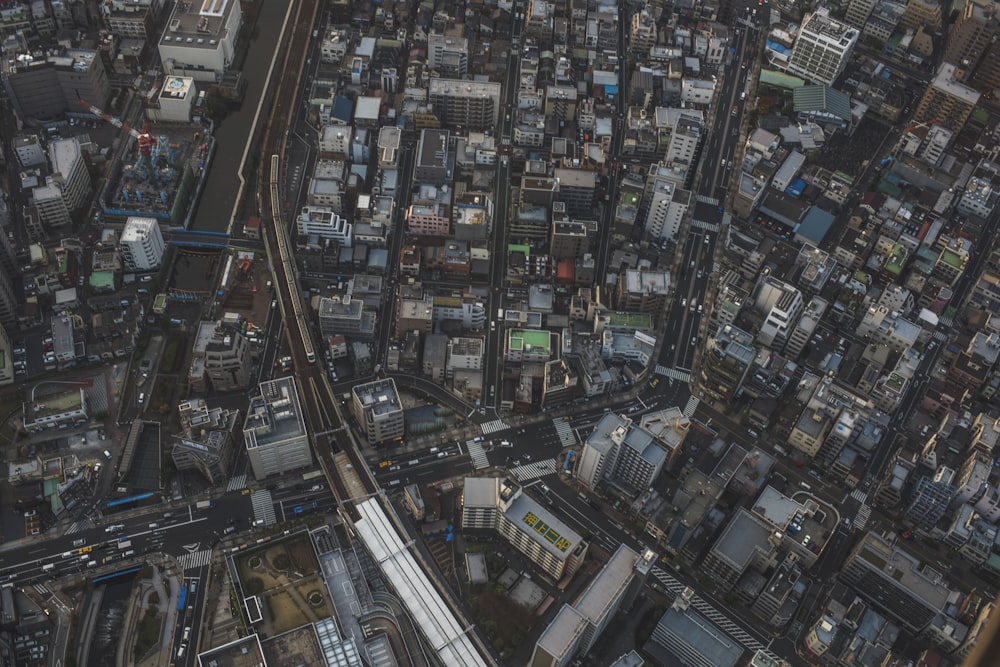 Fotografía de vista aérea de un edificio de gran altura