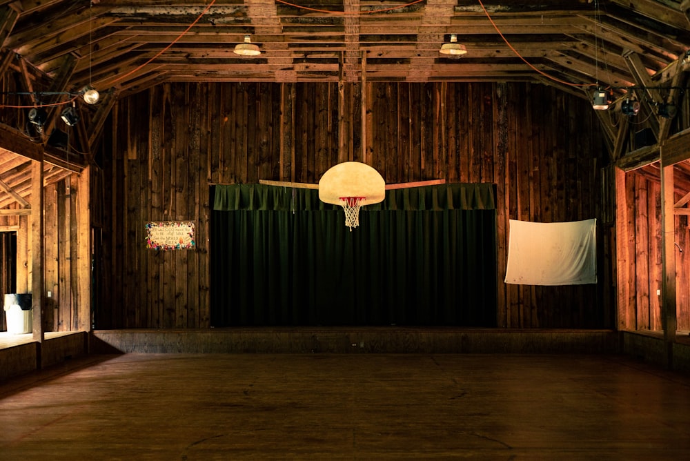 Fotografía interior de una cancha de baloncesto