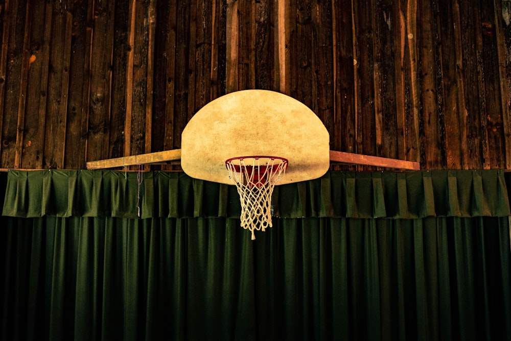 Brauner und roter Basketballkorb in der Nähe von grünen Vorhängen