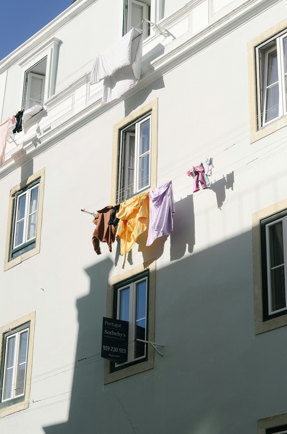 edificio in cemento bianco