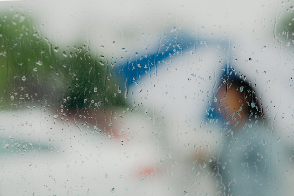 une photo floue d’une personne tenant un parapluie