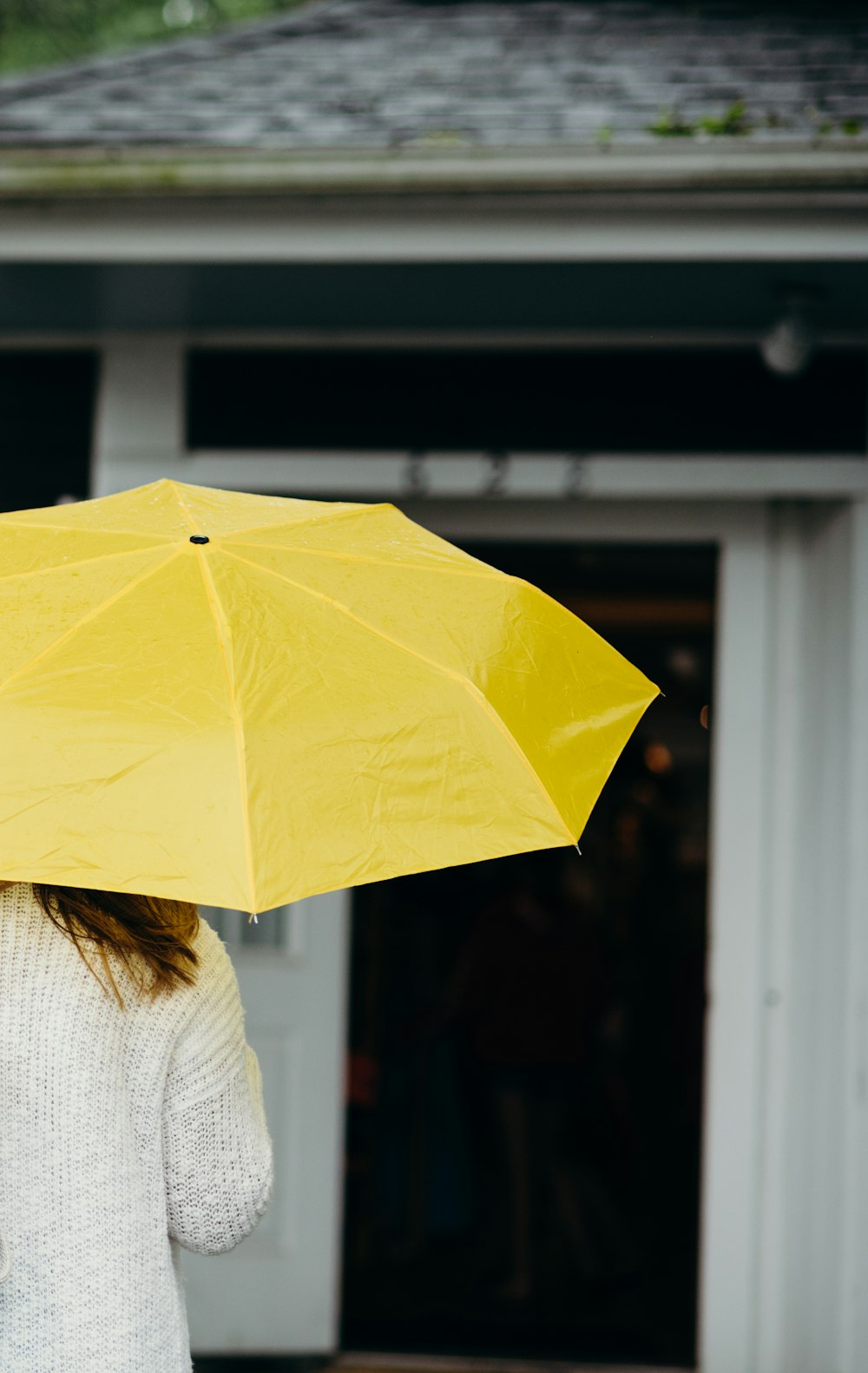 femme à l’aide d’un parapluie jaune