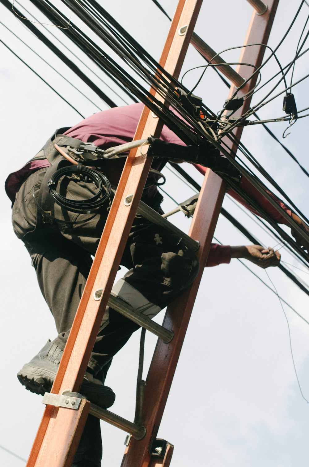 Mann auf elektrischen Drähten