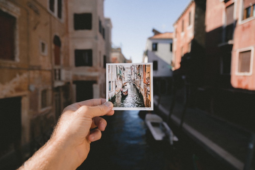 Persona sosteniendo una foto del Gran Canal