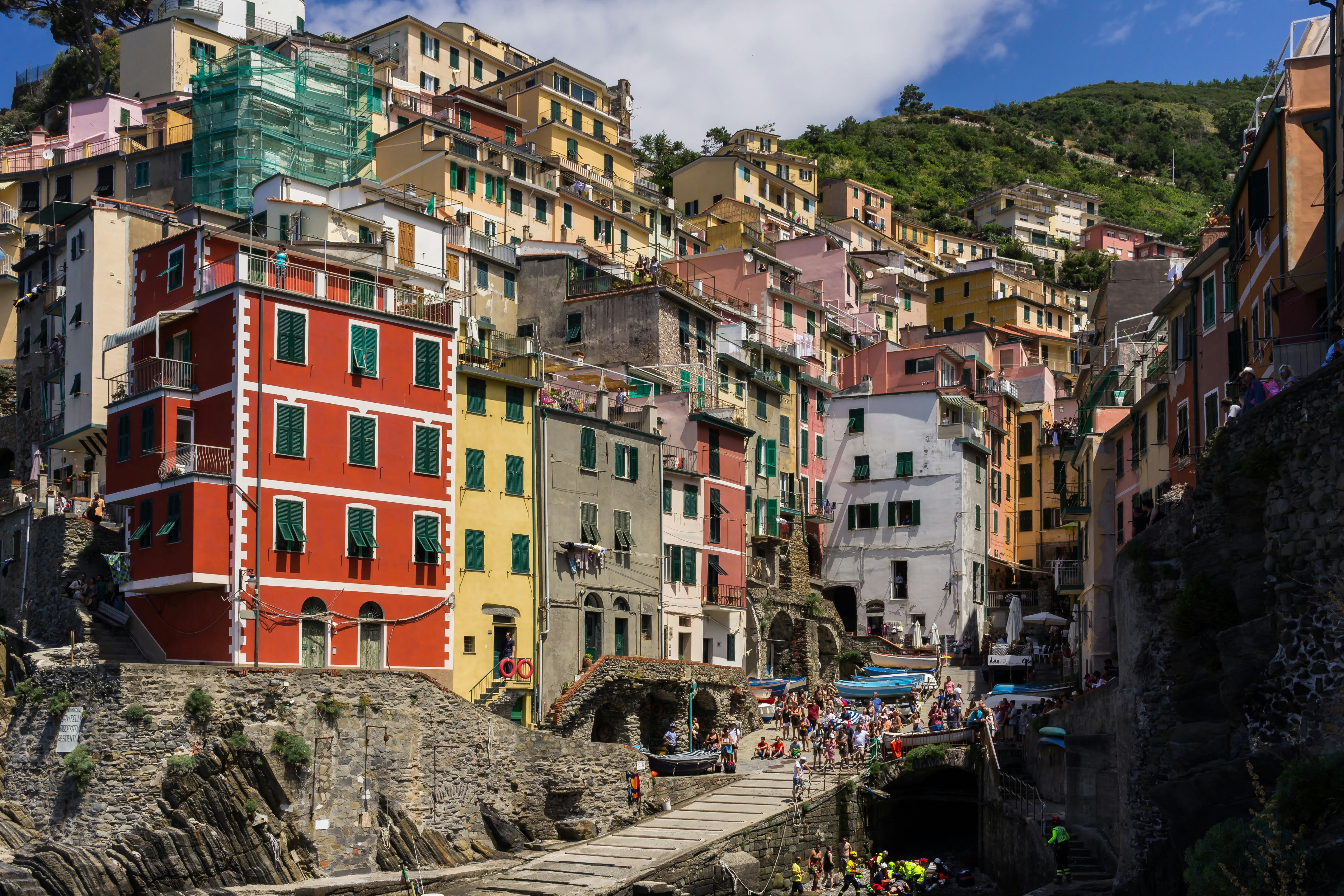houses beside mountain, Coloured buildings in Vernazza