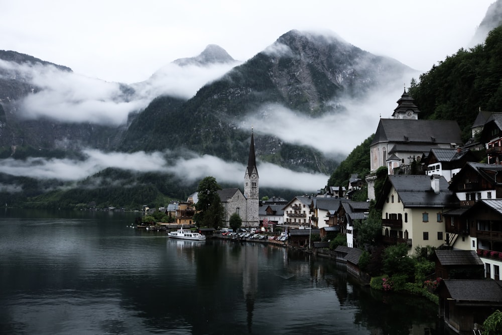 Dorf in der Nähe des Sees, umgeben von Nebel