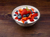 Fraises et mûres sur une table en bois