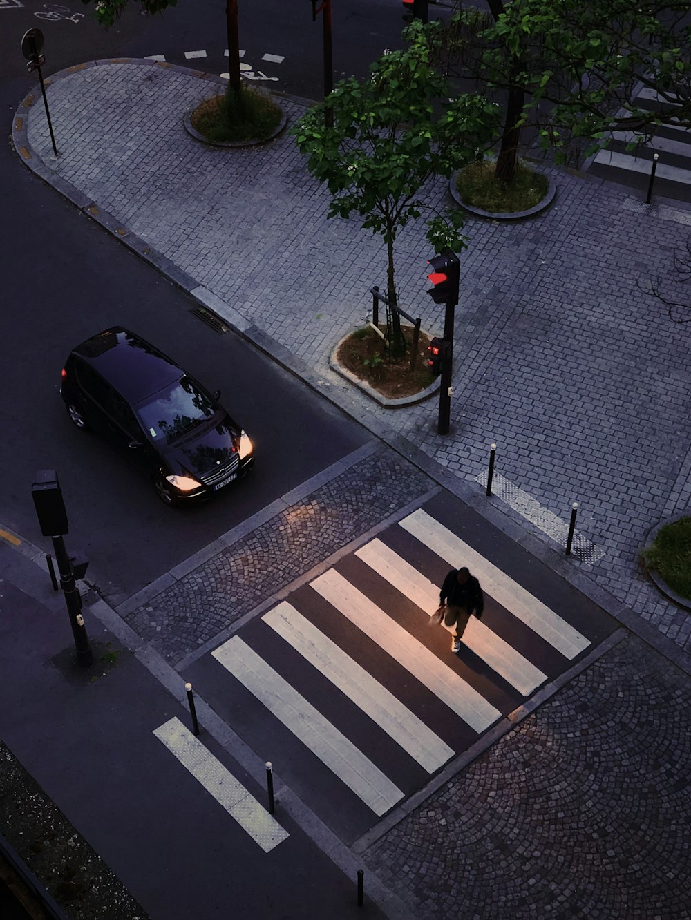 歩行者専用道路を横断する人