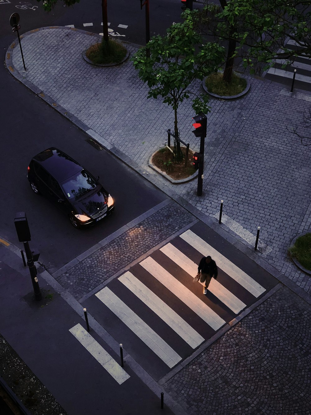 Persona que cruza el carril peatonal