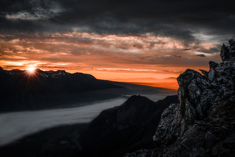 ニンバス雲下の山脈の高角度撮影