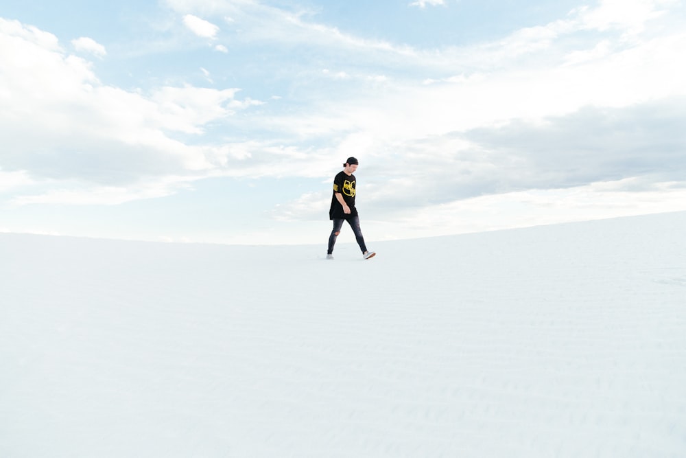 uomo che cammina sulla neve