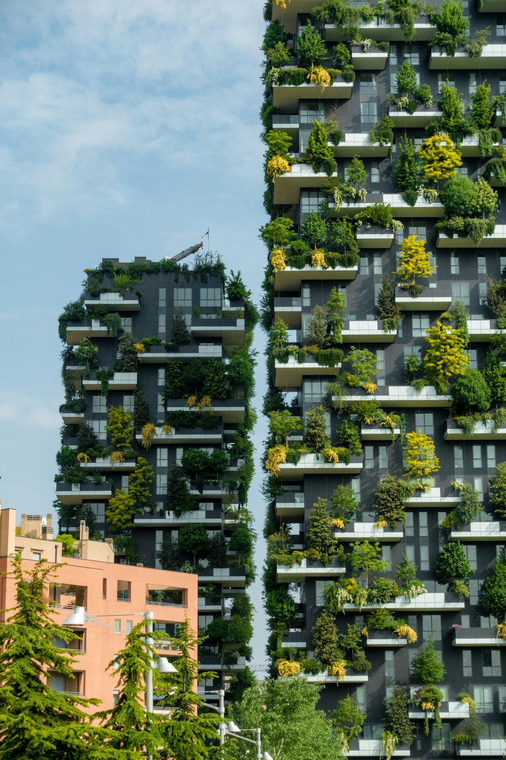 Un edificio muy alto con muchas plantas creciendo en él