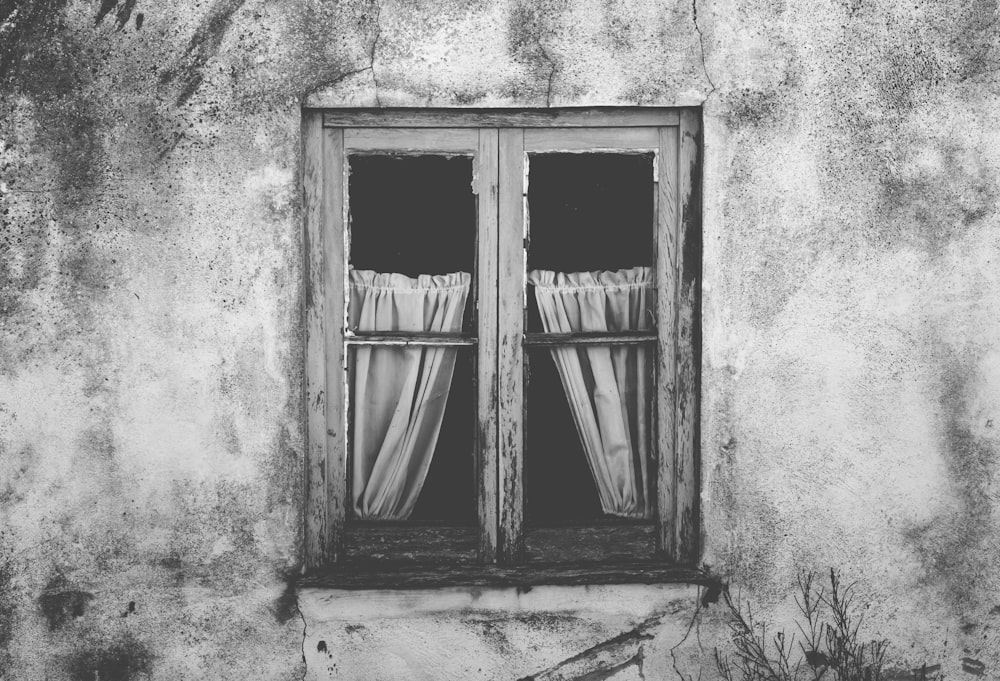 foto in scala di grigi di una finestra chiusa