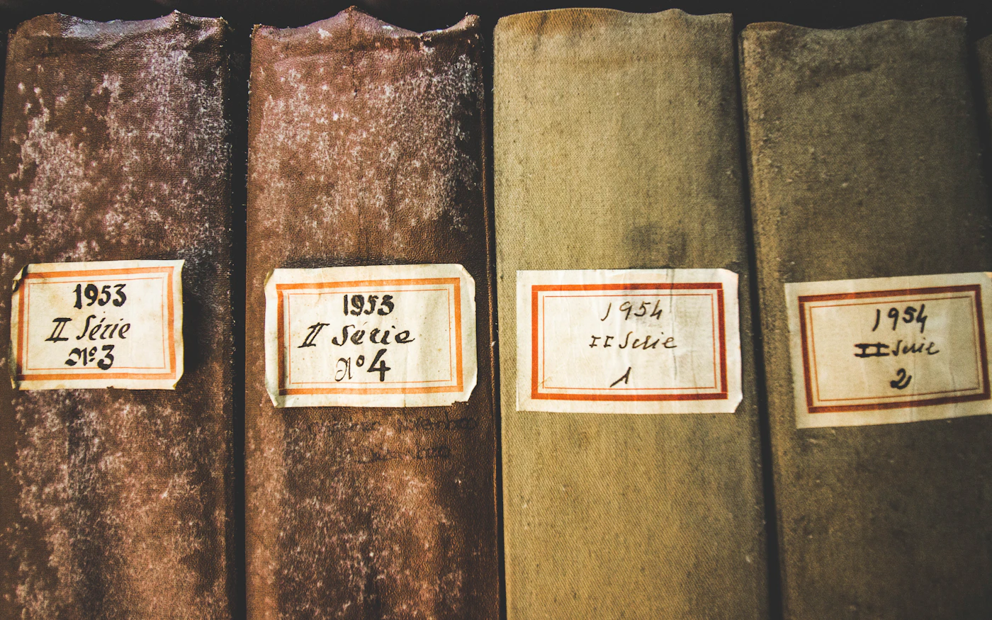 Livros paroquiais antigos num arquivo, onde se procura o assento de batismo