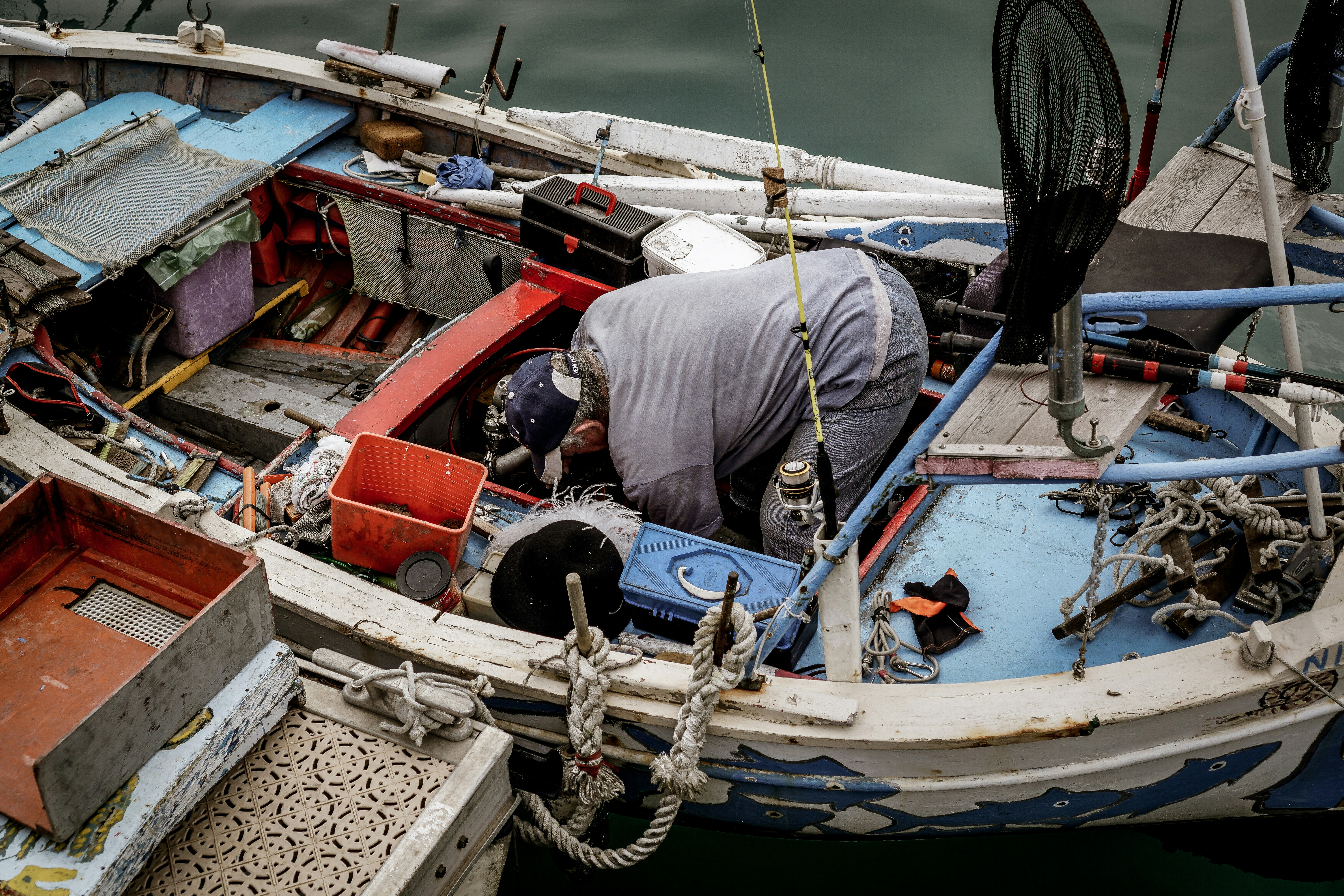 man wearing gray shirt ducking on boat