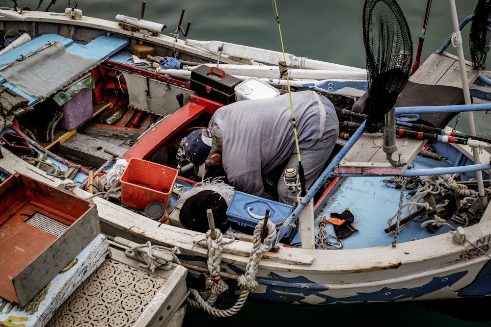 man wearing gray shirt ducking on boat