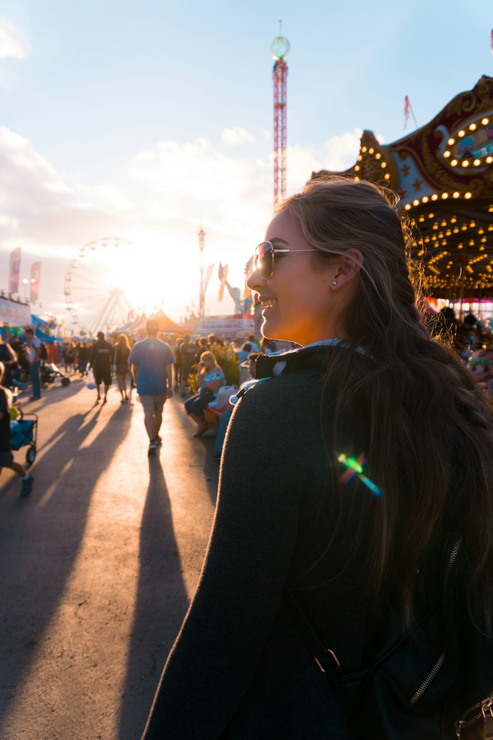 Femme portant des lunettes de soleil sur un parc à thème