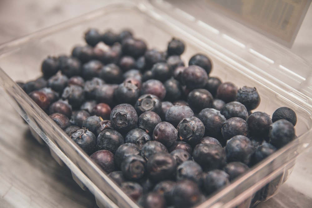 Foto mit flachem Fokus von Blaubeeren auf durchsichtigem Kunststoffgehäuse