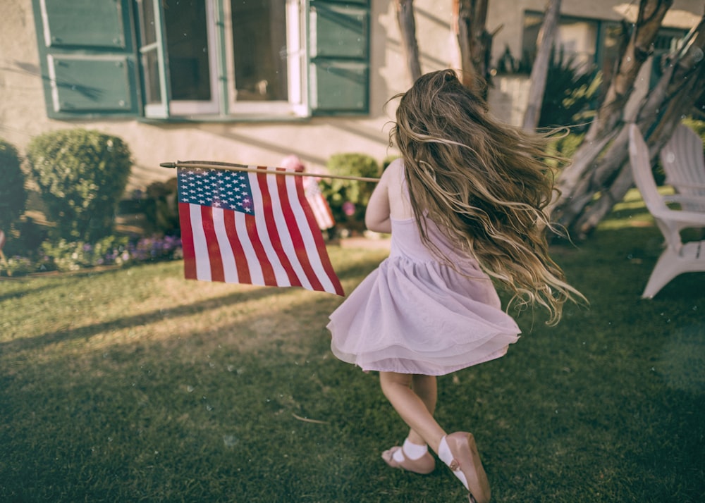 미국의 국기를 들고있는 소녀