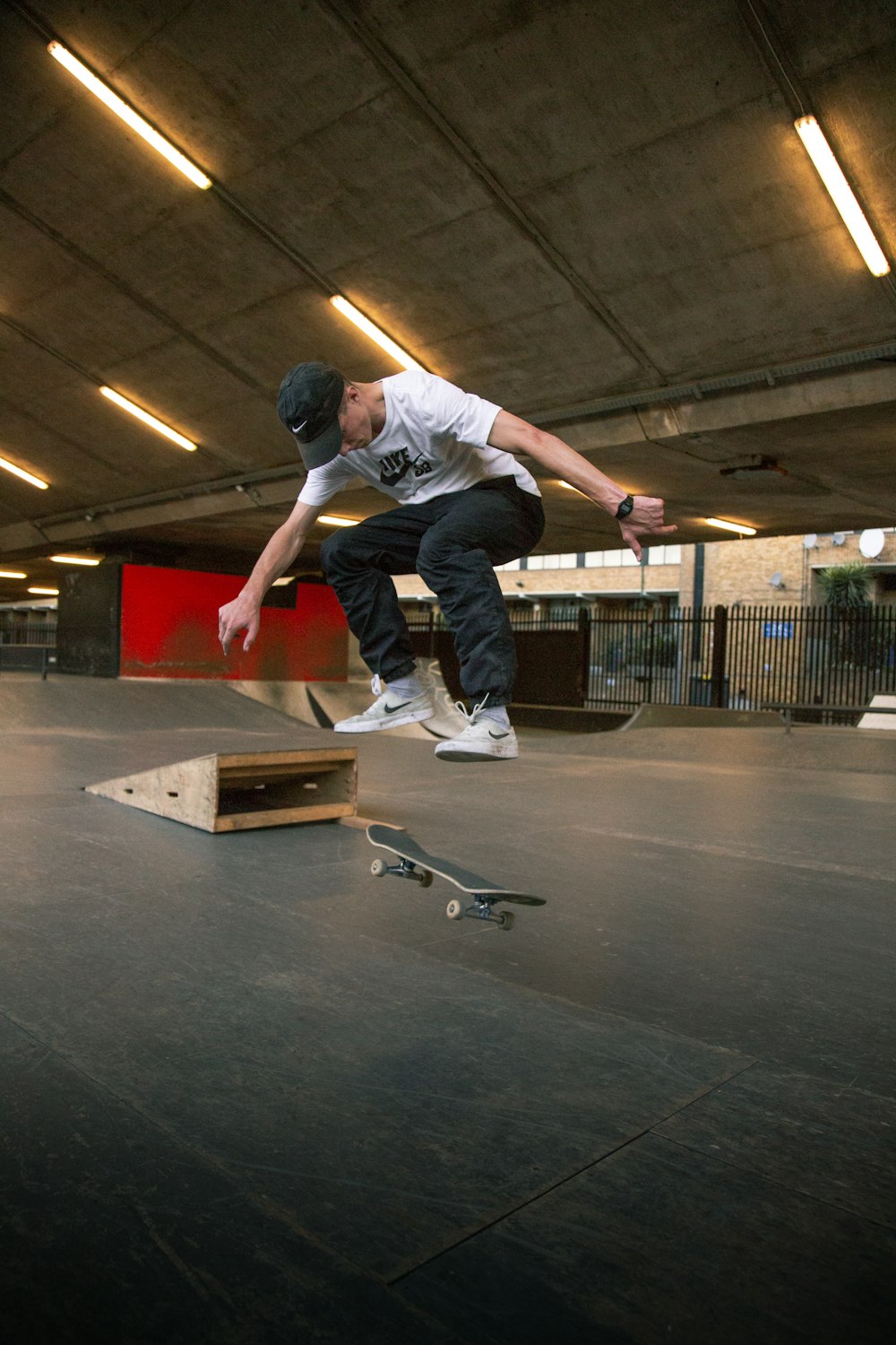 homme équitation planche à roulettes