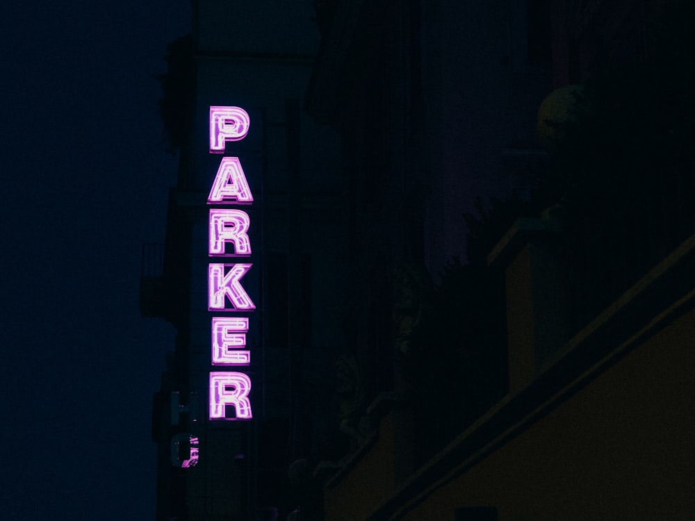 allumé Enseigne lumineuse au néon Parker sur un côté d’un bâtiment