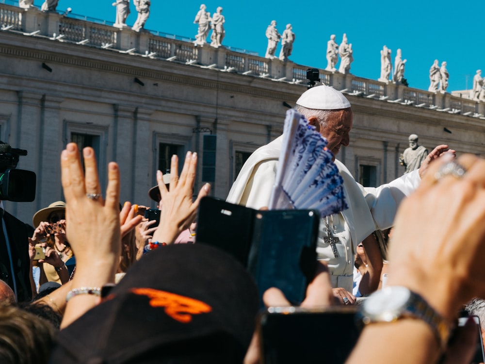 Le pape entouré de gens pendant la journée