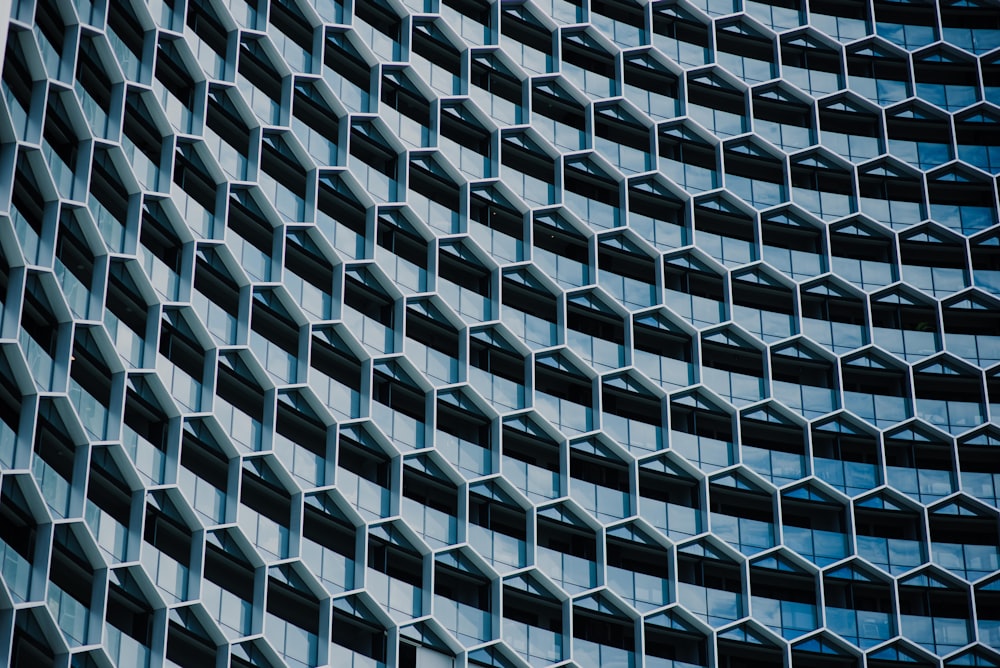 Vue de l’œil du ver d’un bâtiment en béton blanc