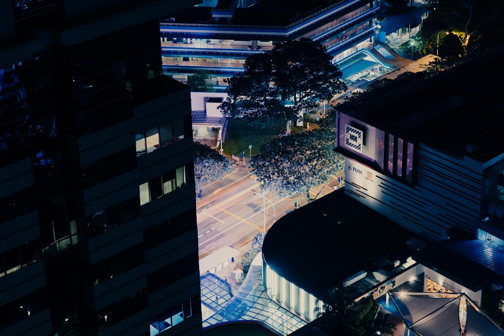 Vista aérea del edificio por la noche