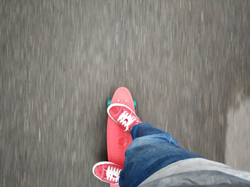 pessoa jogando skate