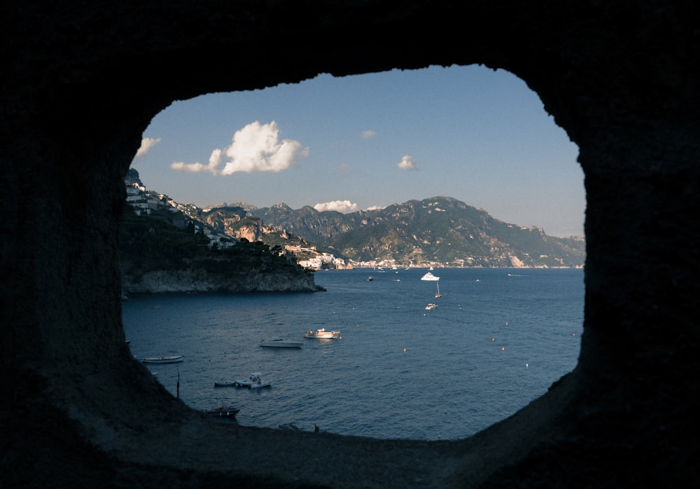 Vista do corpo de água com barcos