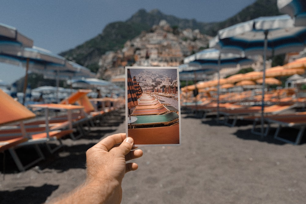 Person, die Liegestühle im Freien hält Foto