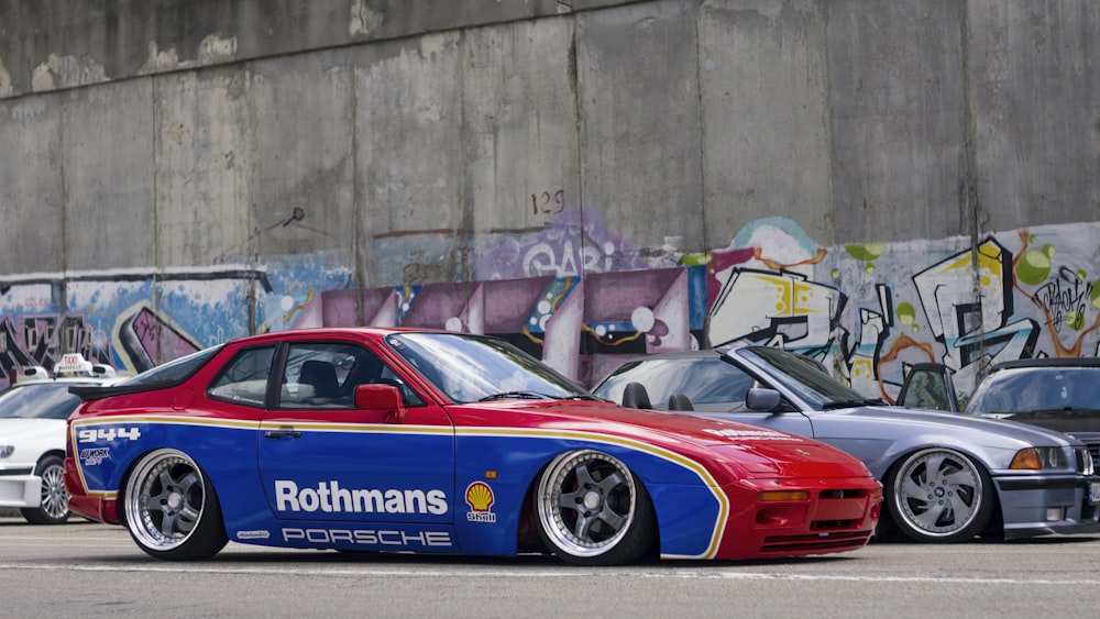 Estacionamiento de cupé Rothmas rojo y azul