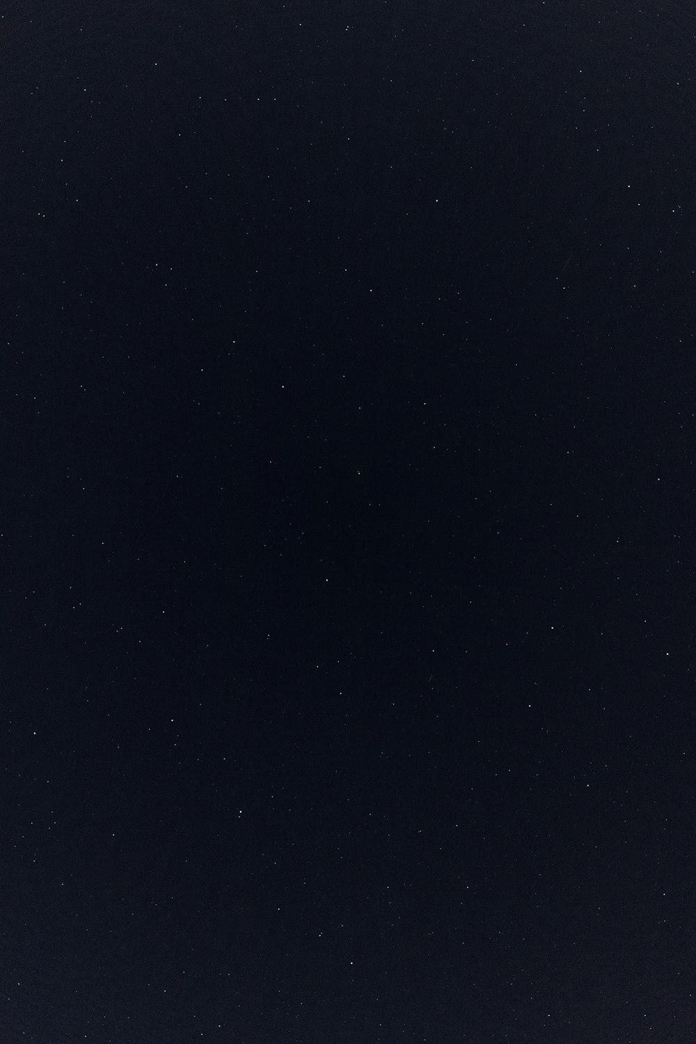 Un cielo notturno con poche stelle