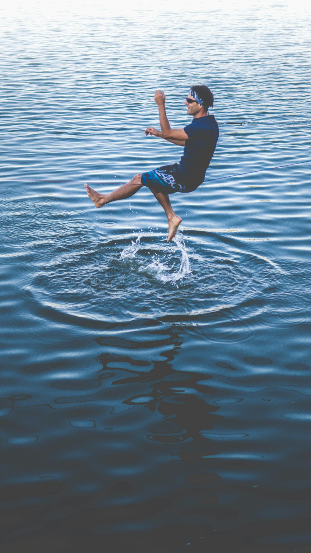 물 위에 있는 남자의 패닝 사진