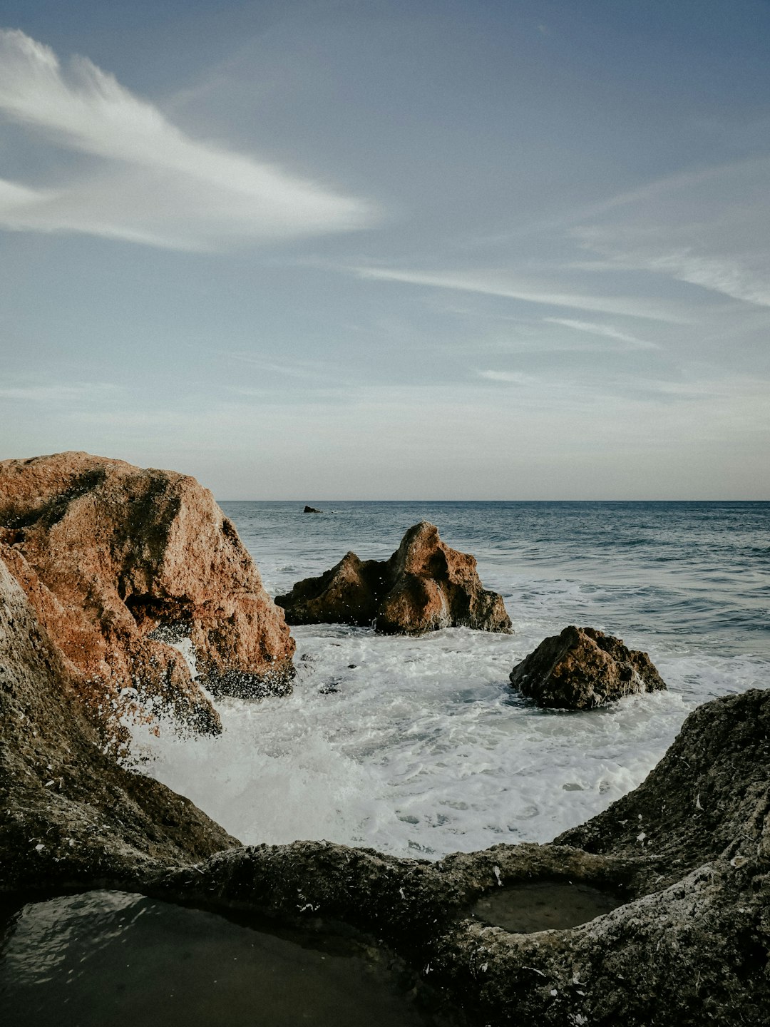 bubble ocean waves hitting rock formations