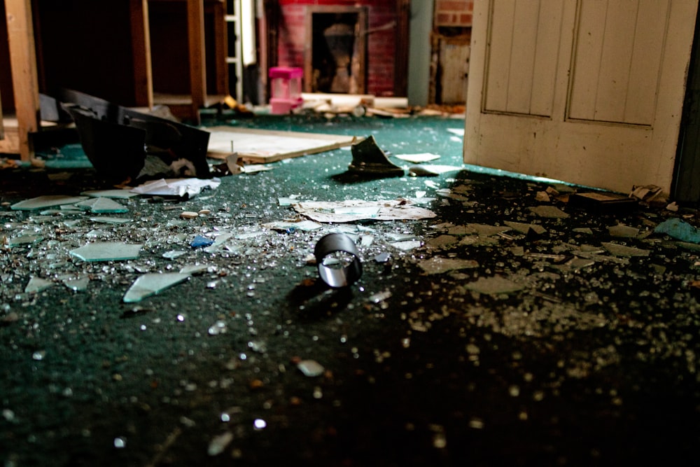 glass shards near door photo – Free Lumsdale Image on Unsplash